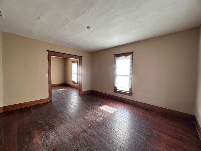 Building Photo - 905 Oak-