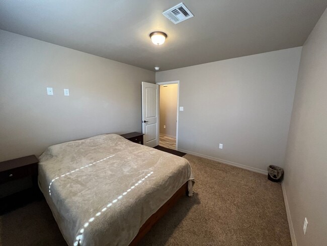 Building Photo - SOLAR HOME!!