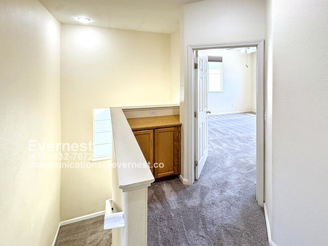 Building Photo - Gorgeous 3-Bedroom Home in a Prime Locatio...