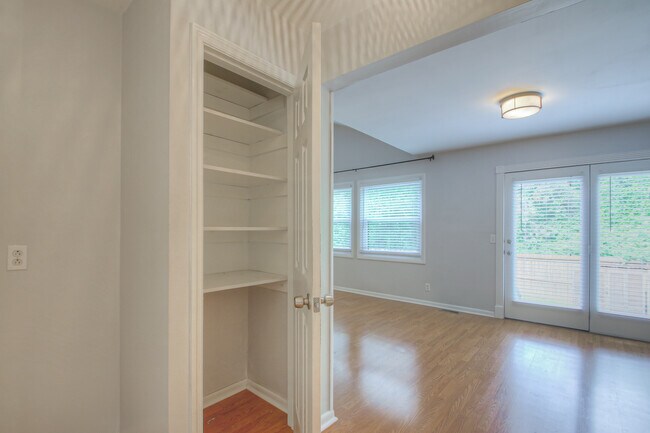 Building Photo - 104 Doral Ct