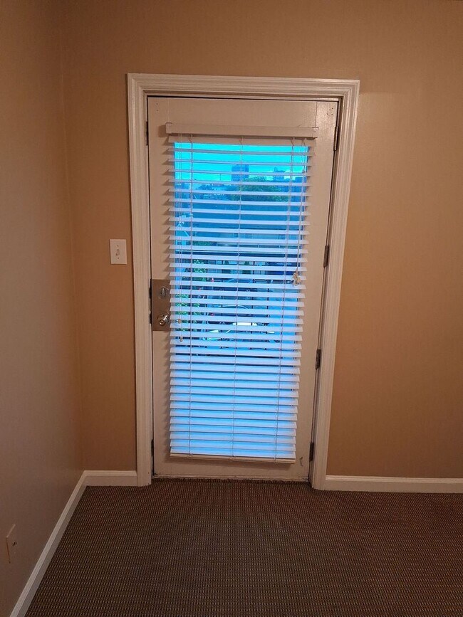 Building Photo - Laurel Villas: 3 BED/ 2 BA Available for Fall 2026!