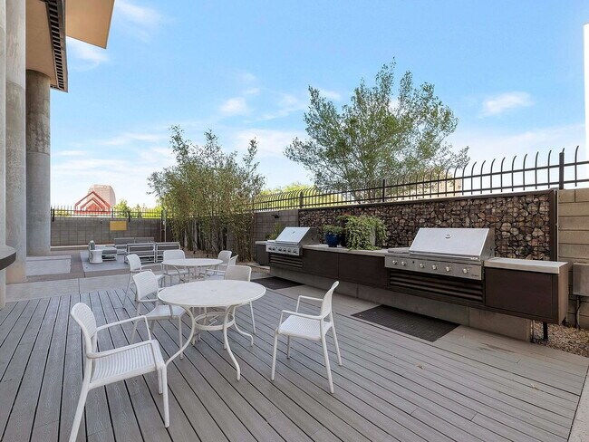 Building Photo - "Spacious 2-Bed, 2-Bath Gem in the Heart of Phoenix - 1188 Sq Ft of Modern Living!"