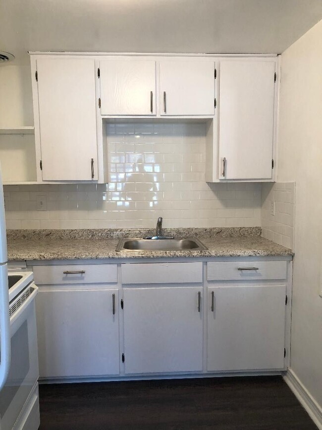 Building Photo - 1 Bed 1 Bath Remodeled Home | Pet Friendly | Washer Dryer Hook Ups | Section 8 Welcome