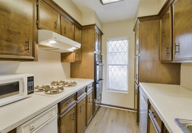 Building Photo - 13915 Roundstone Ln