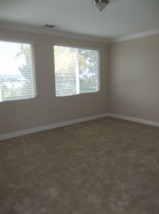 Building Photo - Central Temecula Home