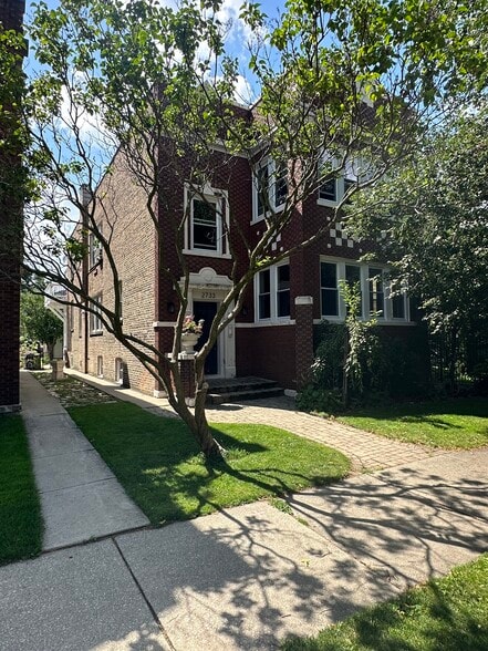 Building Photo - 2733 W Ainslie St