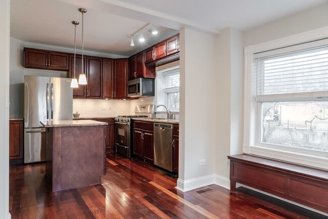 Building Photo - Gorgeous 5 Bedroom / 4 Full Bath Home along Chicago River