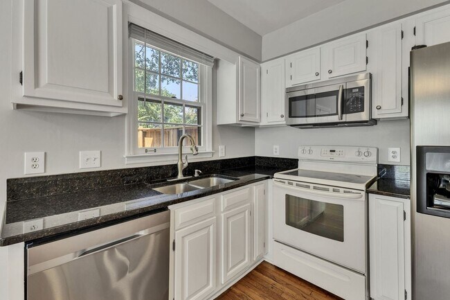 Building Photo - Amazing 2BE/2.5BA duplex in the heart of Belmont & Hillsboro Village!