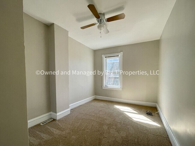 Building Photo - Updated Townhouse in trending location!