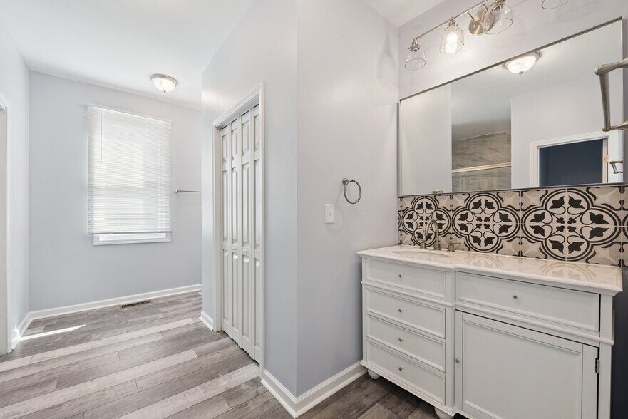 Building Photo - 305 N Graham St