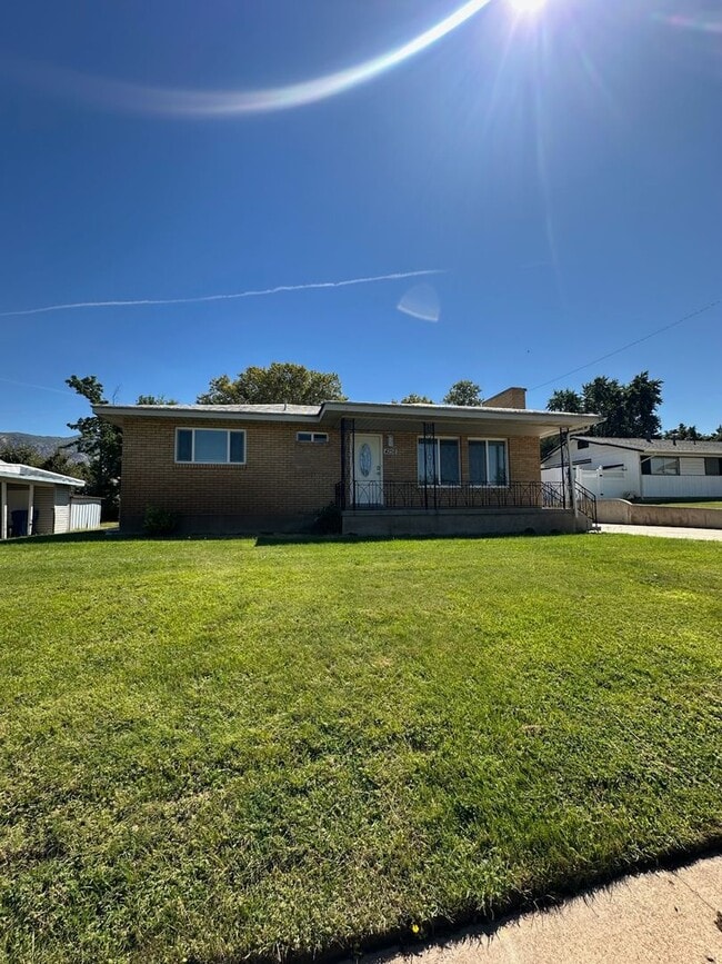 Building Photo - Modern 4-Bedroom South Ogden Home with 2 K...
