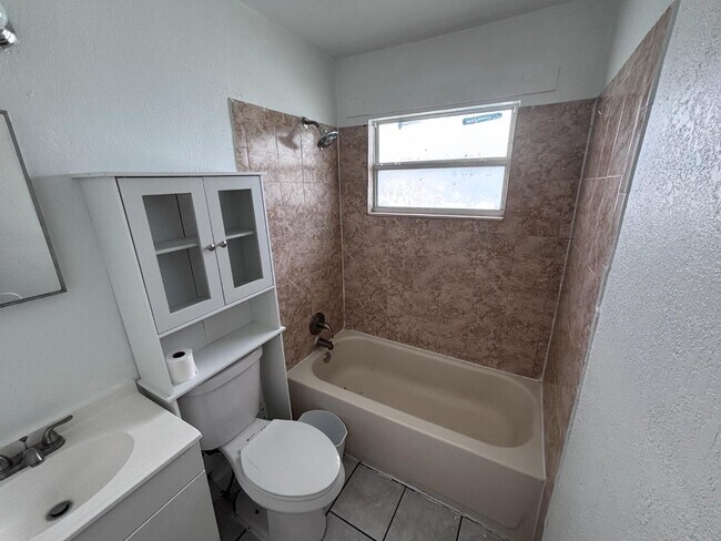 Building Photo - 2131 Washington St NE