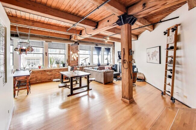 Building Photo - 913 W Van Buren St