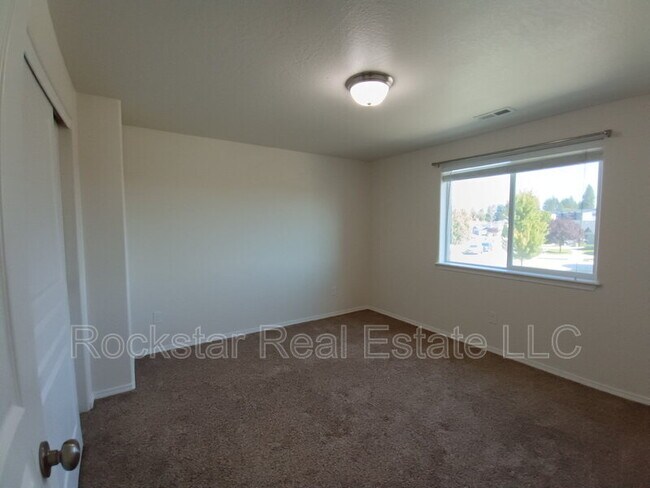 Building Photo - 1315 N Rogue River St