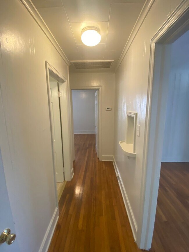 Building Photo - Adorable Old West Durham Home / Fenced Bac...