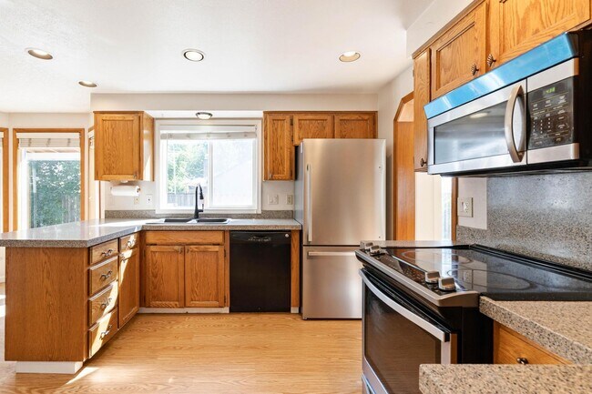 Building Photo - Comfortable 4-bdrm/2.5-bath home in Hillsb...