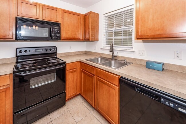 Building Photo - 2 Bedroom, 1.5 Bathroom Townhome - Charleston