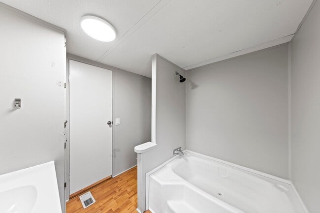 Building Photo - 700 Persimmon St