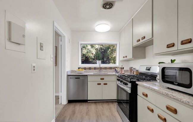 Building Photo - Bright Top-Floor 2BR Condo with Balcony in Parkside Community