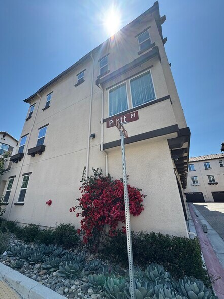 Building Photo - 1586 Pratt Pl