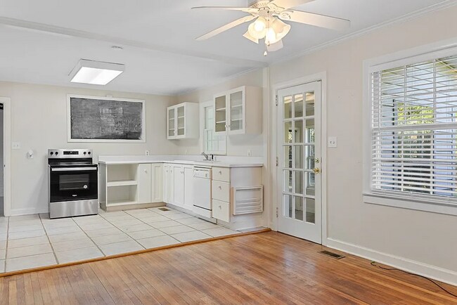 Building Photo - 2206 White Oak Dr
