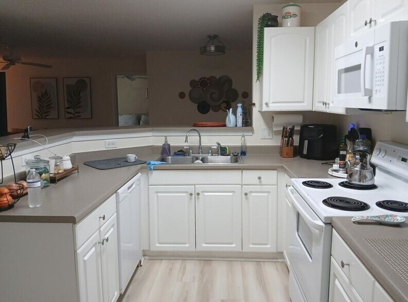 Kitchen with mostly new appliances - 100 Kensington Blvd