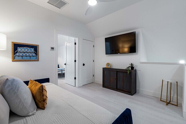 Building Photo - 28 W Castillo Dr