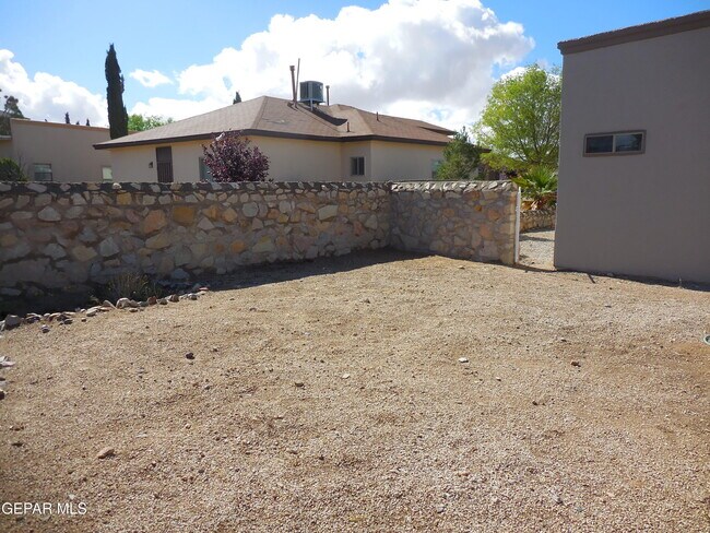 Building Photo - 14741 Calhoun Dr