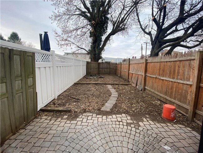 Building Photo - Charming three-bedroom row house available...