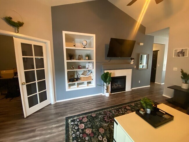 Building Photo - Beautiful 3 bedroom 2 Bath Home in South Brighton Area