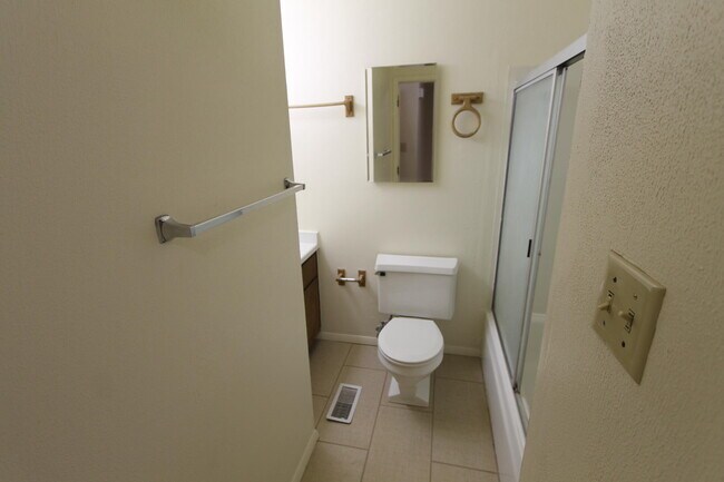 Building Photo - 8448 Spain Rd NE