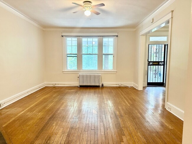 Building Photo - 4 Bed + 2 Bath - Pets Welcome! Parking!