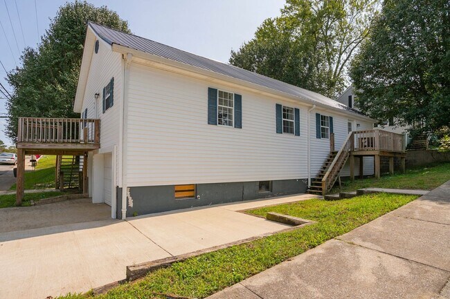 Building Photo - 3 Bed home in Carthage with large basement!