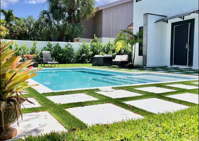 Building Photo - 1501 NE 24th St