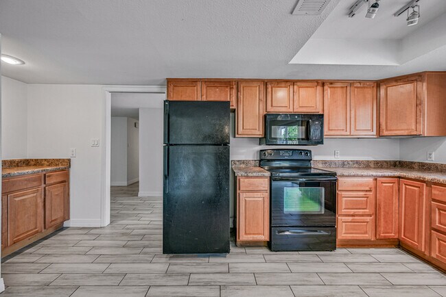 Building Photo - 4 bedroom with Pool !!