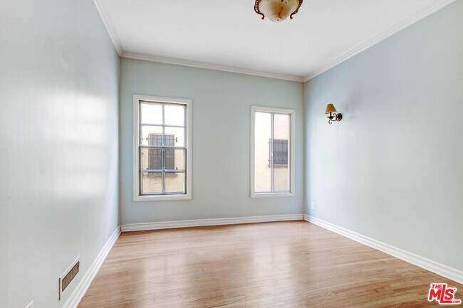 Building Photo - 424 N Gardner St