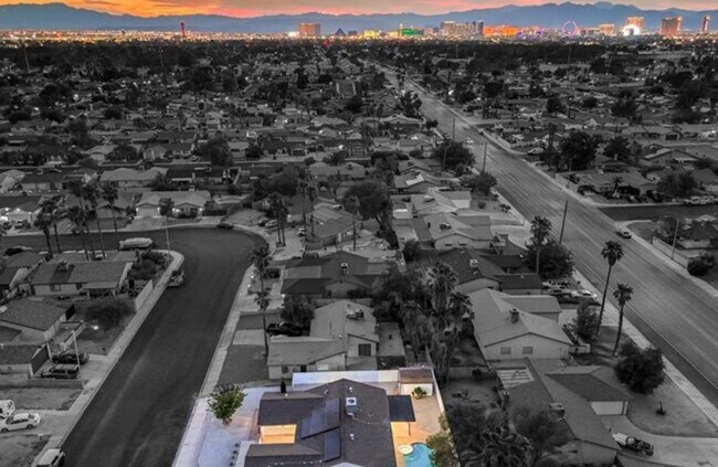 Building Photo - Welcome home to Paradise!
