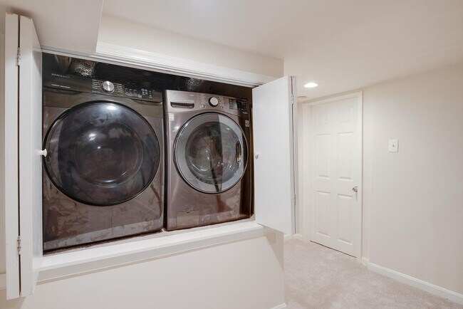 Building Photo - 6351 Lakewood Dr