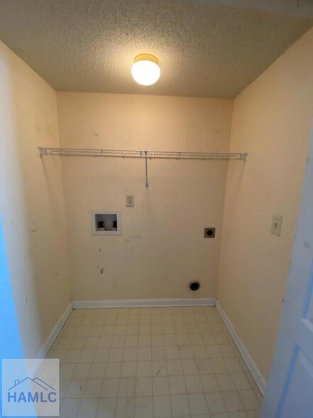 Building Photo - 1100-8C Pineland Ave