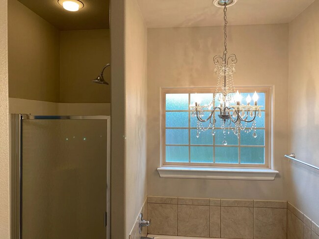 Building Photo - Available August 1st! Recently Updated 3-B...