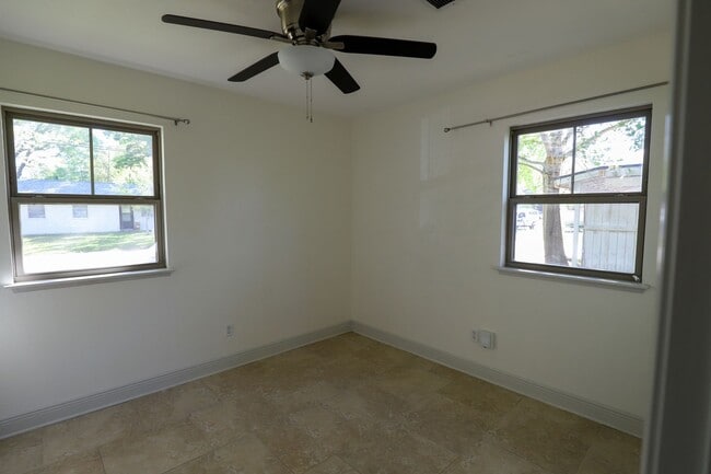 Building Photo - 133 Hickory Dr