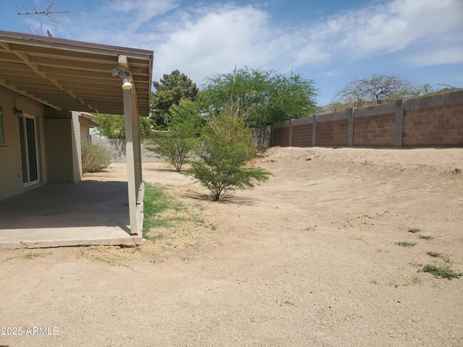 Building Photo - 1511 E Desert Dr