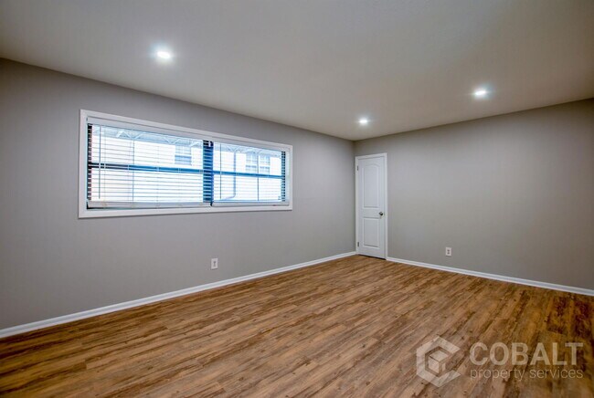 Building Photo - 886 St Charles Ave NE