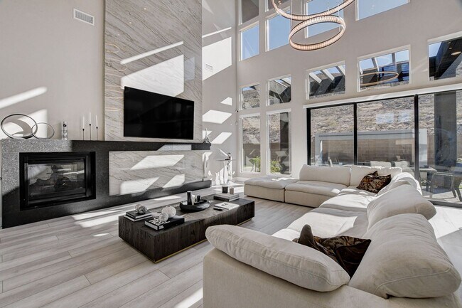 Building Photo - Mesa Ridge Luxury Oasis Feathertop