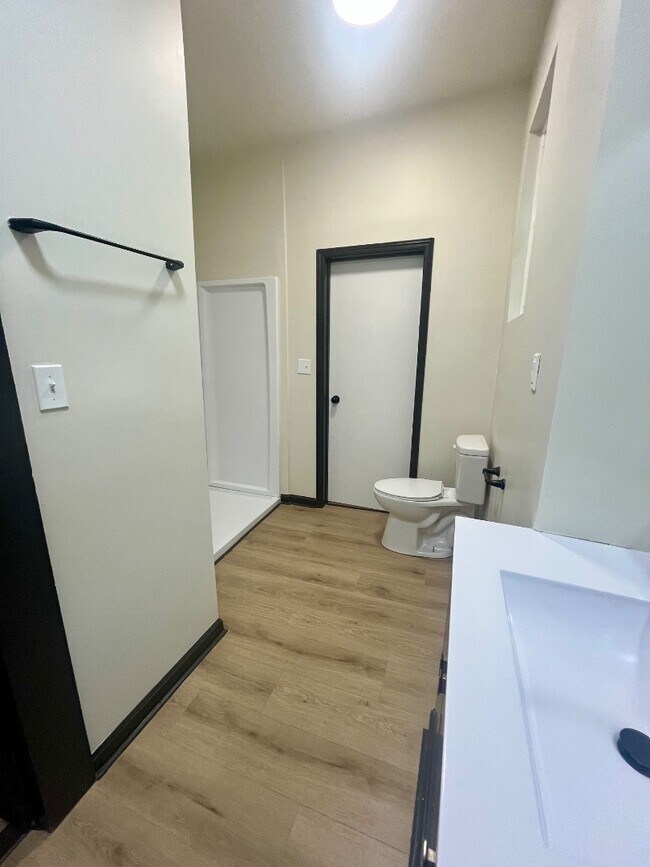 Building Photo - 914 7th Ave