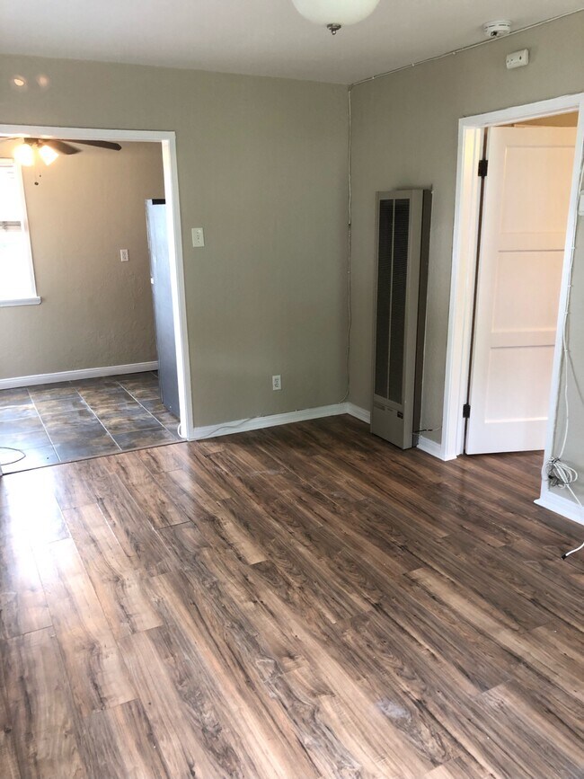 Building Photo - 1733 N Hollywood Way