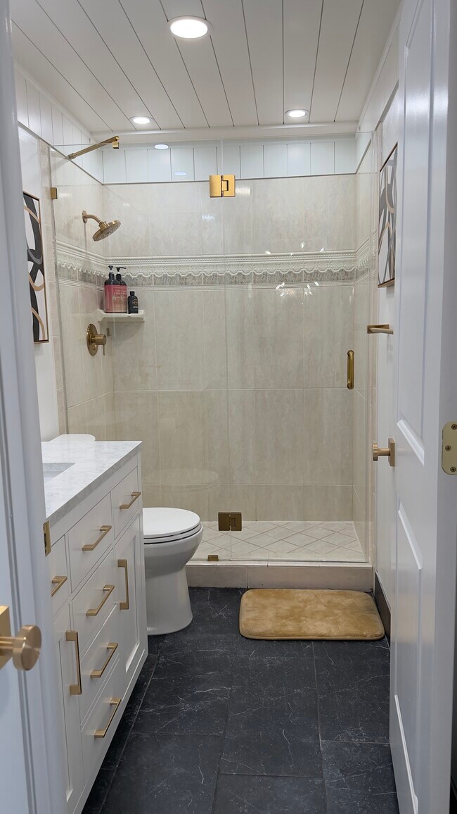 Building Photo - 651 Seaview Ct