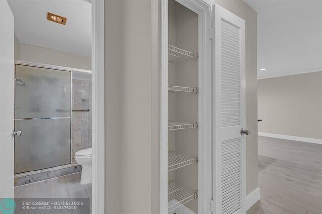 Building Photo - 6319 Bay Club Dr