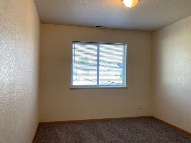 Building Photo - Bright & Convenient Townhouse Living!