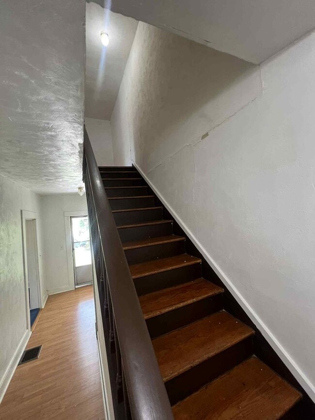 Building Photo - Charming 3 bedroom / 2 bathroom home with ...